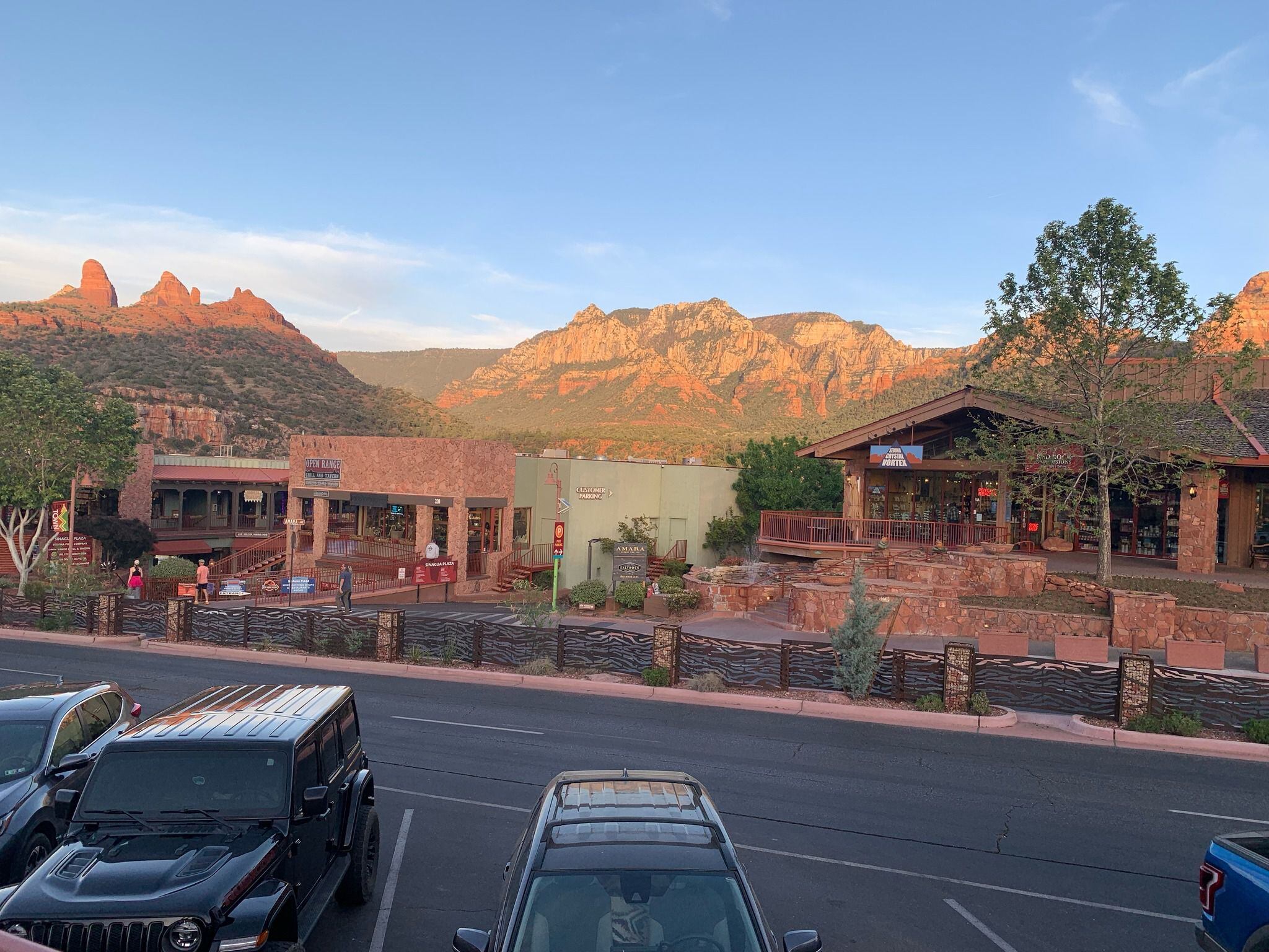 Even the boutique shopping districts of Sedona provide stunning mountain vistas